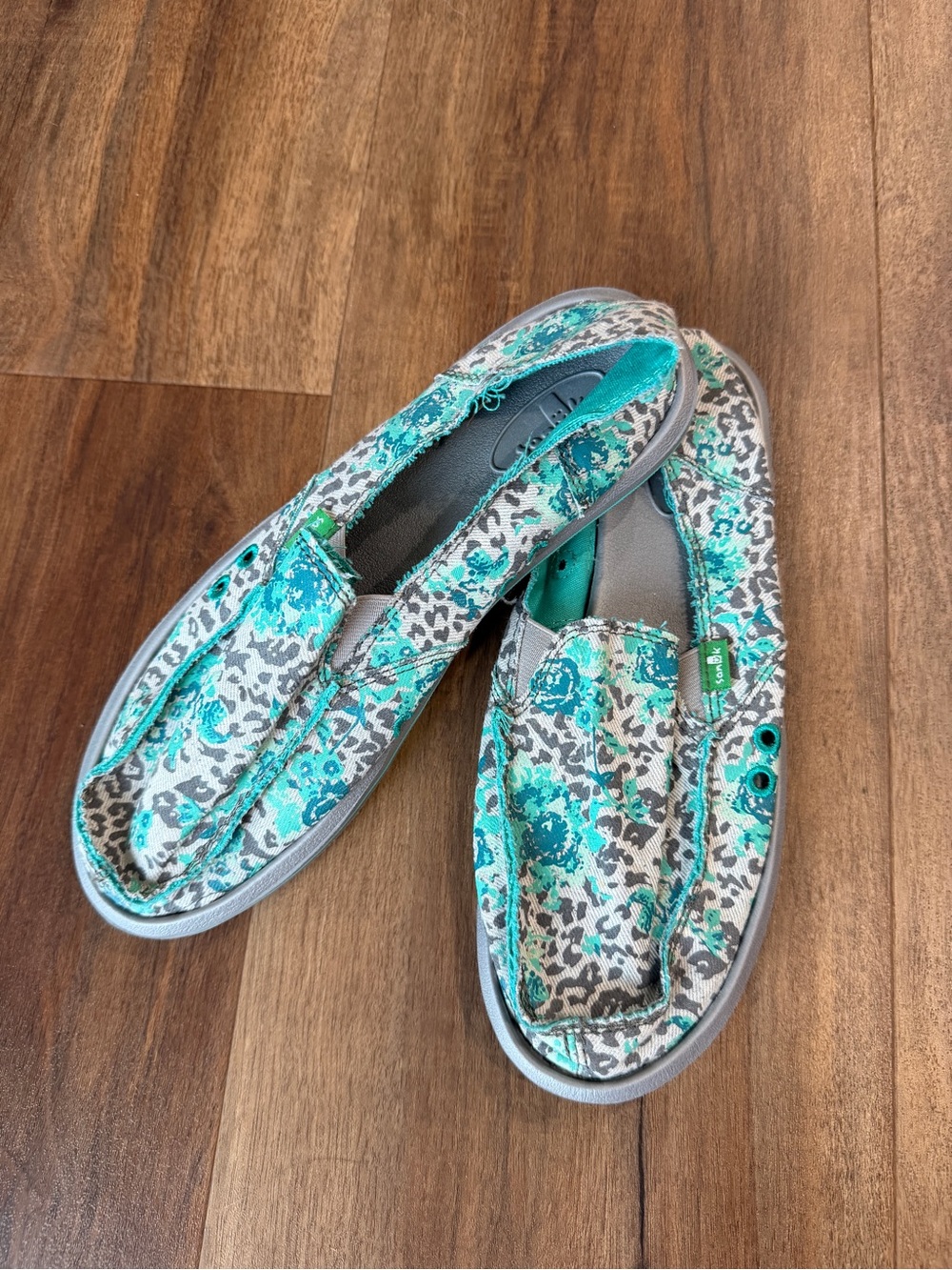 Sanuk Teal and Gray Leopard Floral Donna Mixed Up Canvas Loafers NEVER WORN